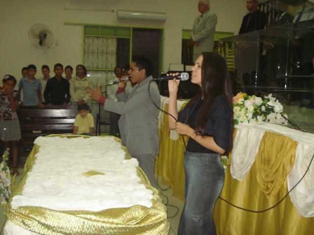 ARAGUATINS: Rafael e Melissa testemunham no templo sede milagres realizados na vida do casal e filha